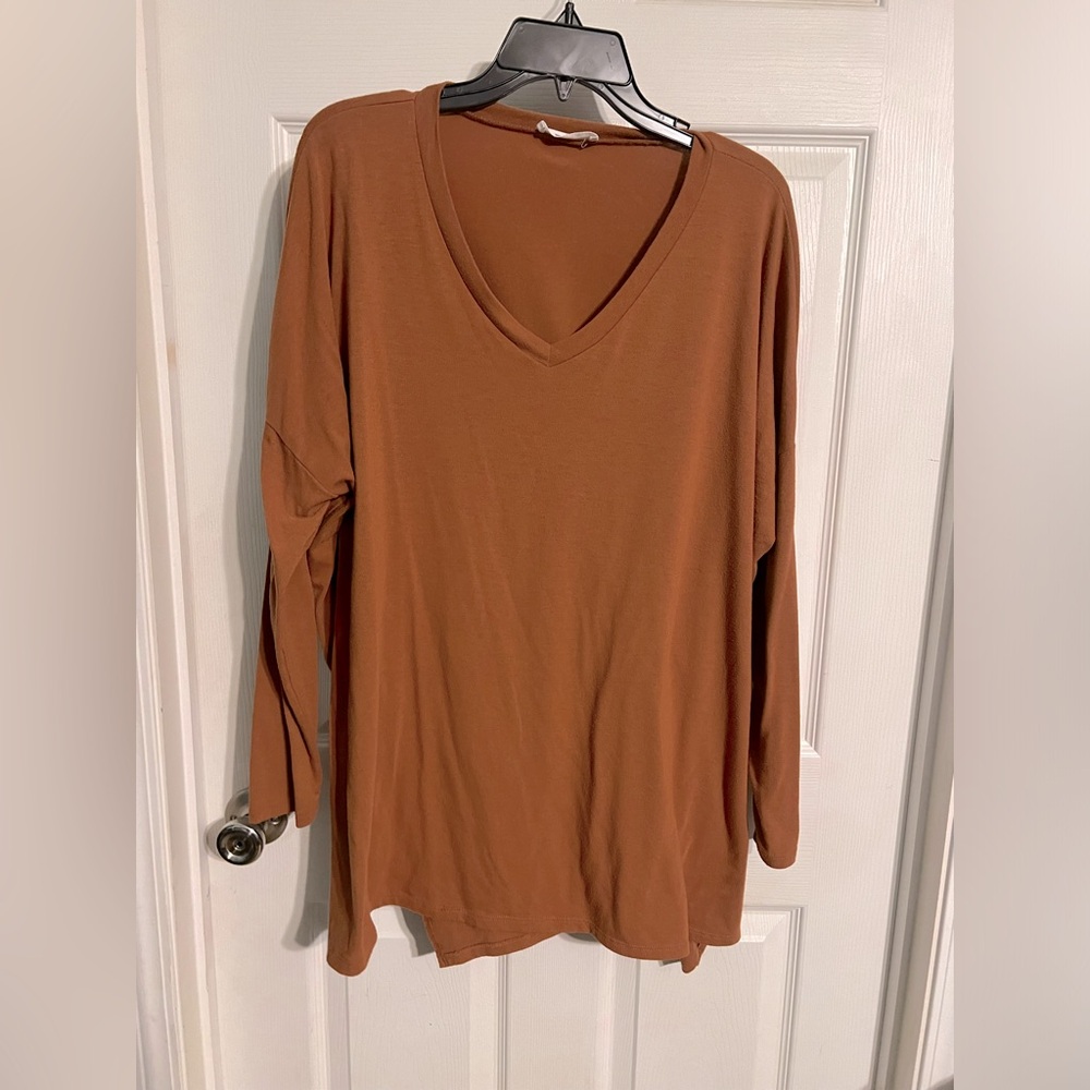 Zenana oversized pull on rust colored long sleeved split side tunic style top L